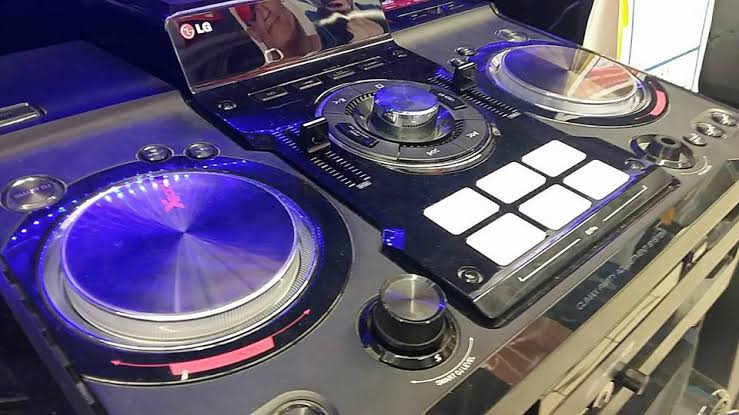 DJ & Hypemen